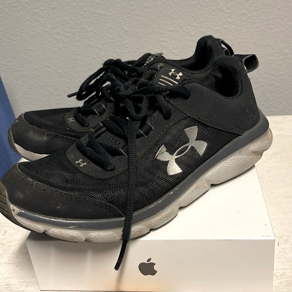 Youth 5.5 UNDER ARMOUR tennis shoes